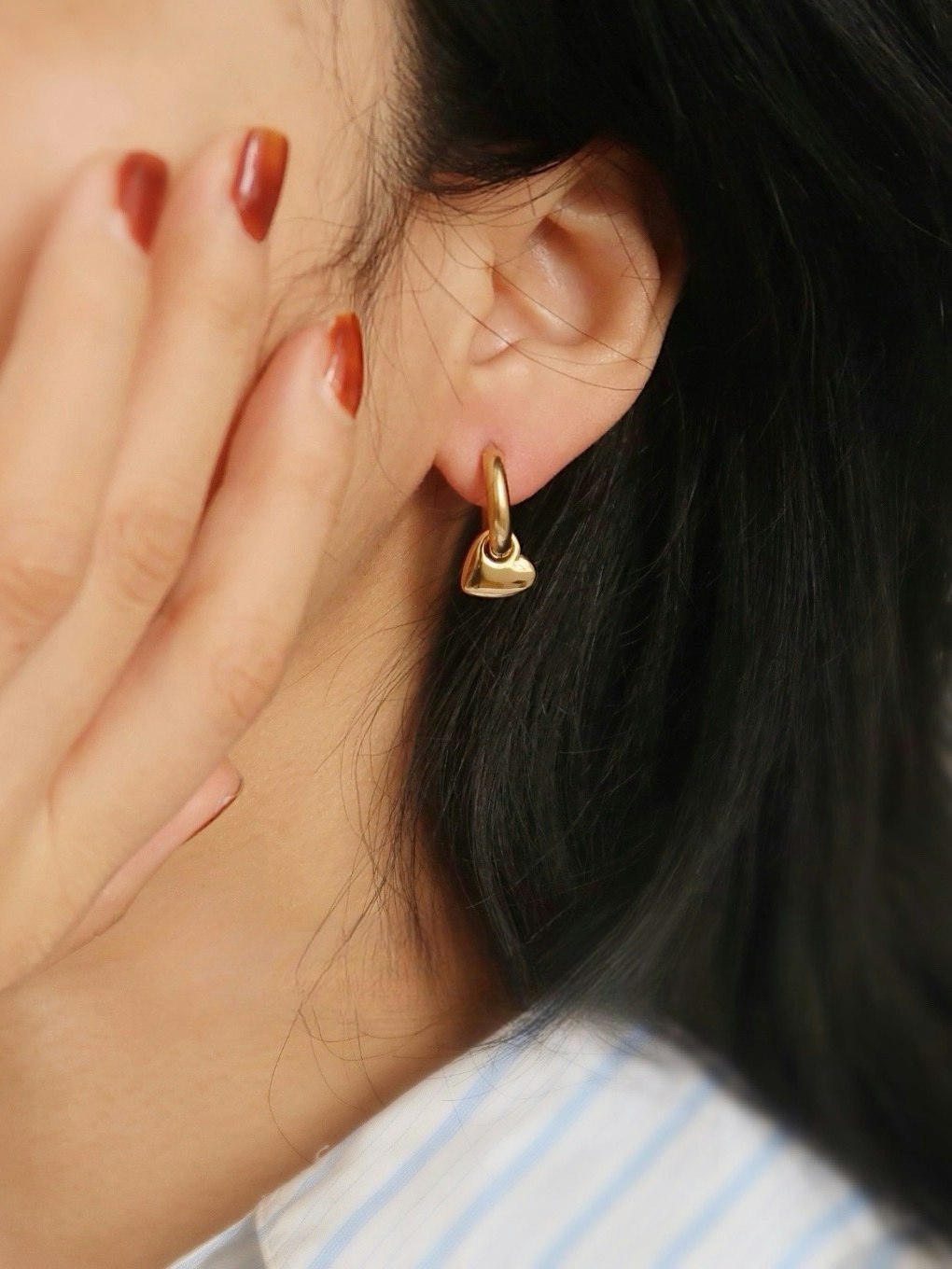 Hoops i stål med 18k guld och hjärtan