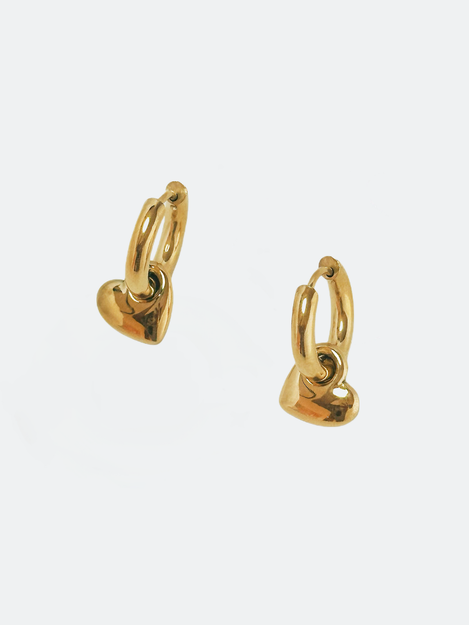 Hoops i stål med 18k guld och hjärtan