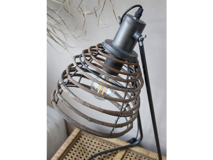 Lampa med rottingsskärm
