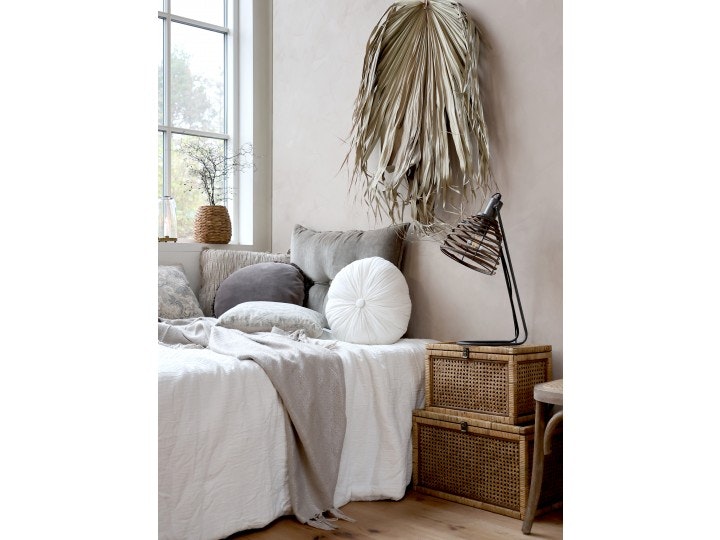 Lampa med rottingsskärm