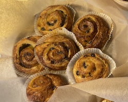 Fransk croissant med vaniljkräm och choklad