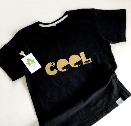 T-shirt Egen text, Svart med guldvinyl, textstil 15, närbild