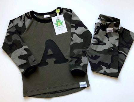 t-shirt i Enfärgat Armygrön, ärmar i Camo, grön och vinyltryck i svart