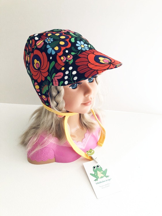 Hjälmmössa utan/med skärm - Eget tygval - LillaGrodan design - färgglada  barnkläder på nätet
