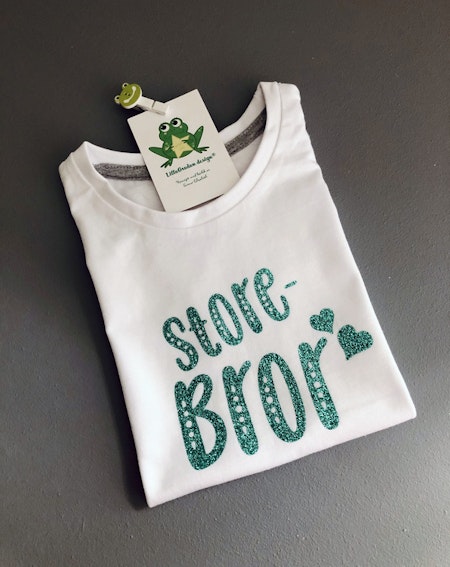 T-shirt storebror, vit med glittervinyl i grönt