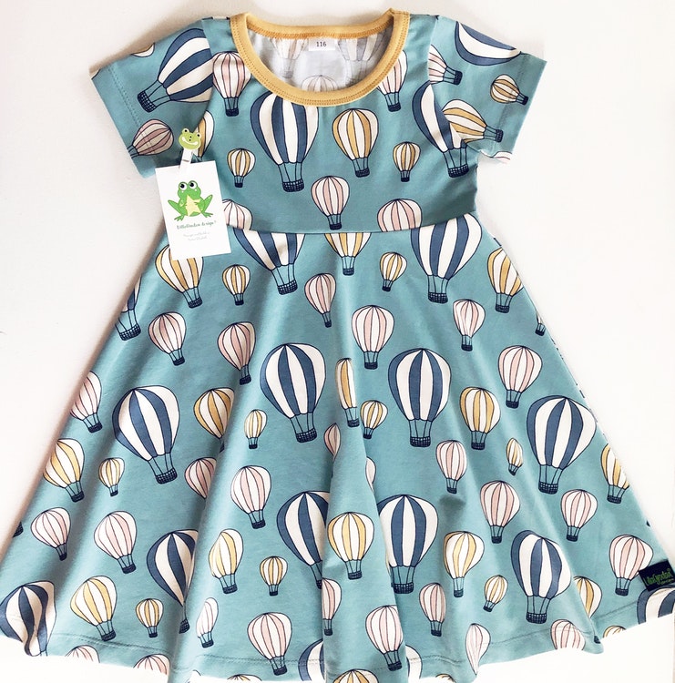 Snurrklänning - Eget tygval - LillaGrodan design - färgglada barnkläder på  nätet