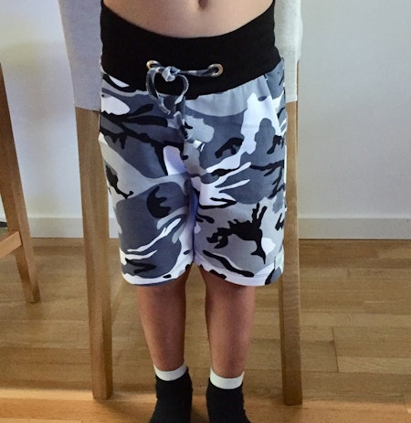 Shorts m dolda fickor, långa ben, strl 134 - Camo grå, collegetrikå, livebild