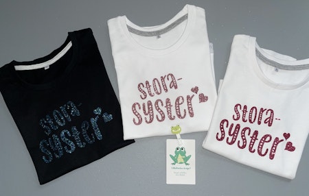 T-shirt Storasyster, svart med Glittervinyl i Blågrönt, GuldRosé och Rosa