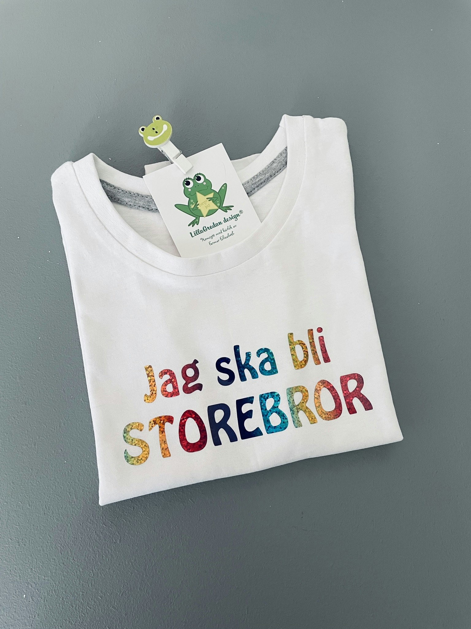 T-shirt - Namn/Ord - Egen text - LillaGrodan design - färgglada barnkläder  på nätet