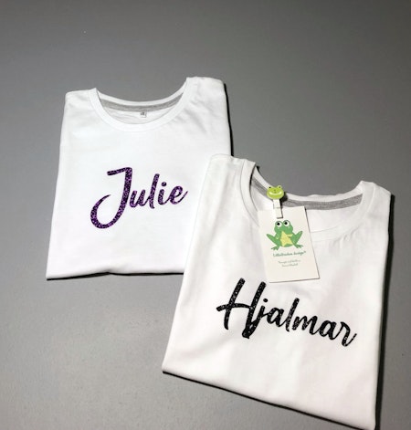 T-shirt Namn/Ord, Mörklila och  Svart glittervinyl , textstil 10