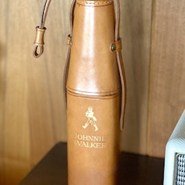 Läderfodral för flaska med logotype Johnnie Walker