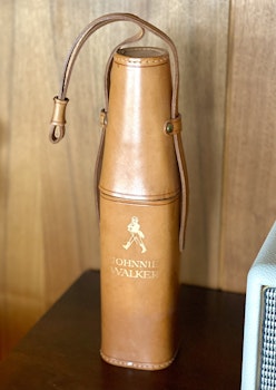 Läderfodral för flaska med logotype Johnnie Walker