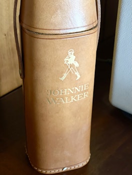 Läderfodral för flaska med logotype Johnnie Walker