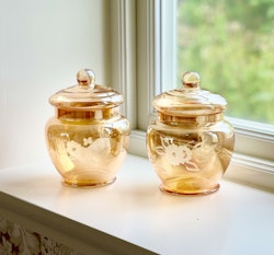 2 burkar i glas med lock