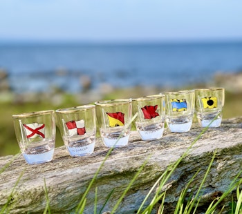 6 snapsglas med signalflaggor och guldkant