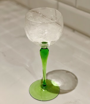 Set med sex stycken vitvinsglas med grön fot