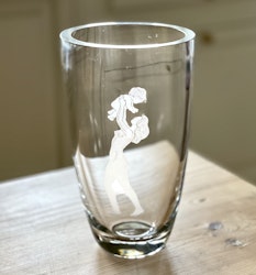 Kristallvas med kvinna och barn