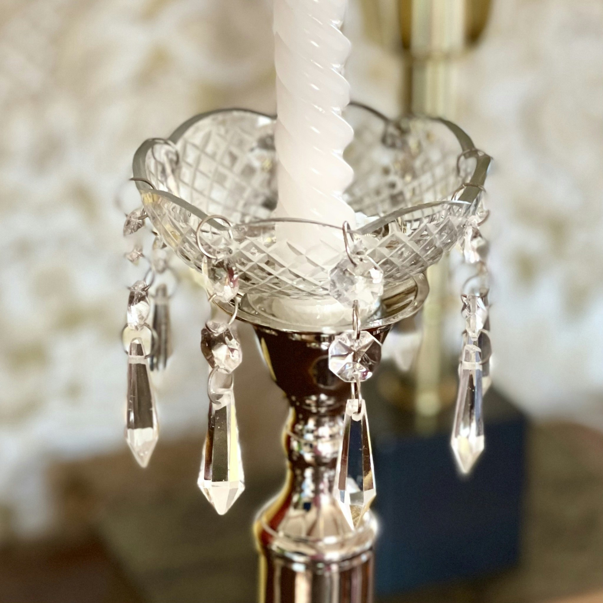 Ljusmanschett i glas med hängande prismor - Fynda hemifrån på loppis.design