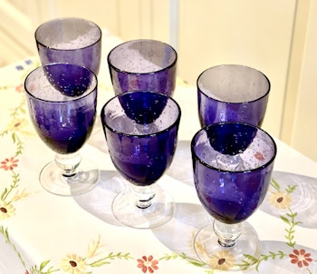 Sex stycken lila glas på fot