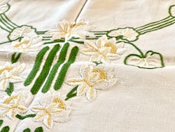 Broderat kuddfodral av linne (OBS! Liten fläck på baksidan)