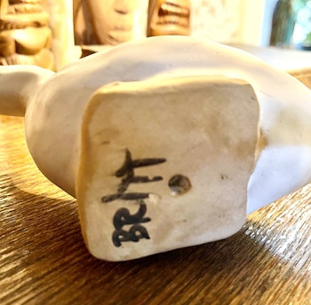 Fyra traskande handgjorda gäss av keramik