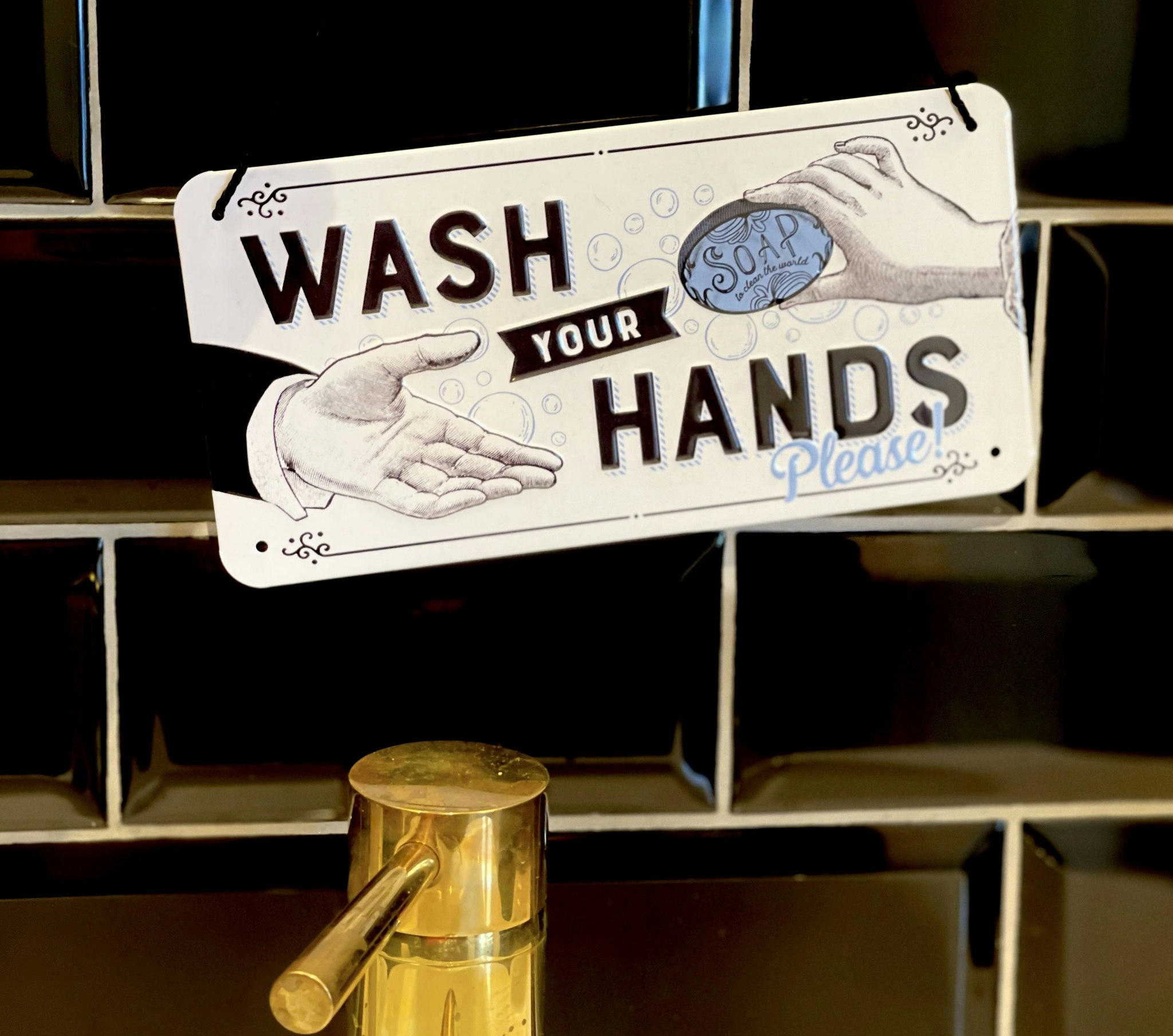 Plåtskylt med texten ”Wash your hands”