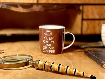 Kopp av porslin ”Keep calm and drink coffee”