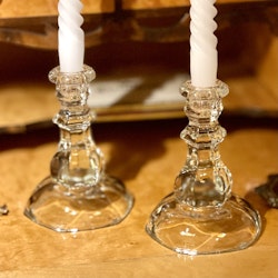 Två ljusstakar av glas