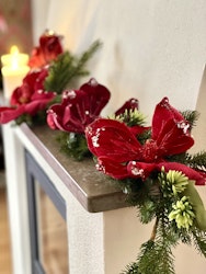 Girlang med gran och röda blommor 160 cm