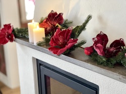 Girlang med gran och röda blommor 160 cm