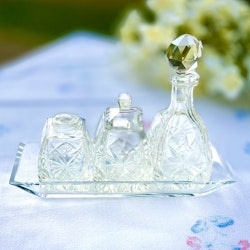 Cruet set slipad kristall (ett lock/kork) saknas