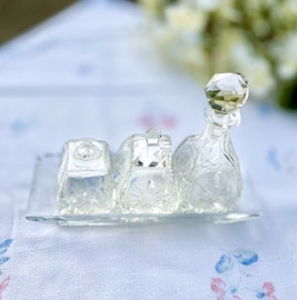 Cruet set slipad kristall (ett lock/kork) saknas