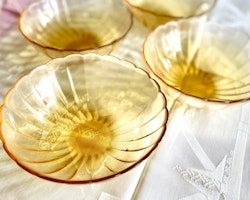 Set med 4 djupa tallrikar av glas