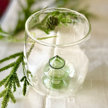 Glas med grön gran