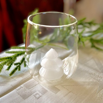 Glas med vit gran