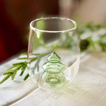 Glas med grön gran