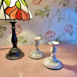Ett par handmålade ljusstakar