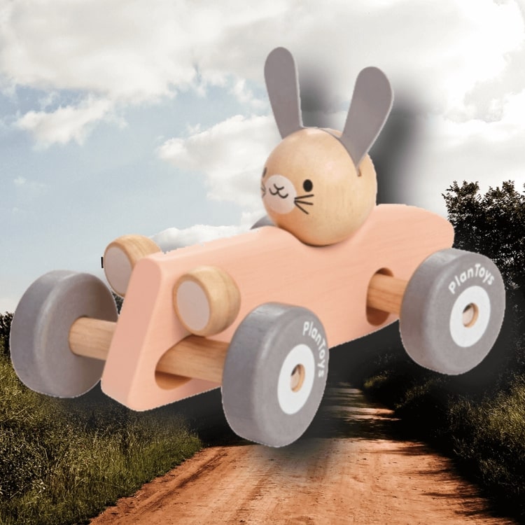Ekologiska leksaker - Kanin i snabb sportbil från PlanToys