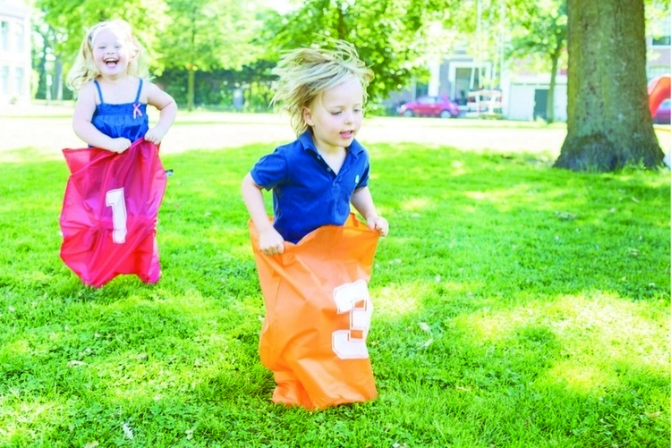Hoppa säck är en rolig lek på barnkalas