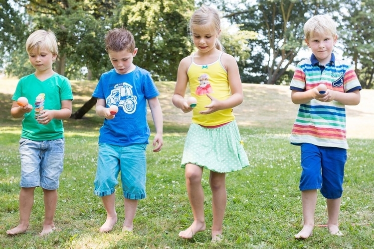 Roliga tävlingslekar utomhus - midsommaraktiviteter för barn