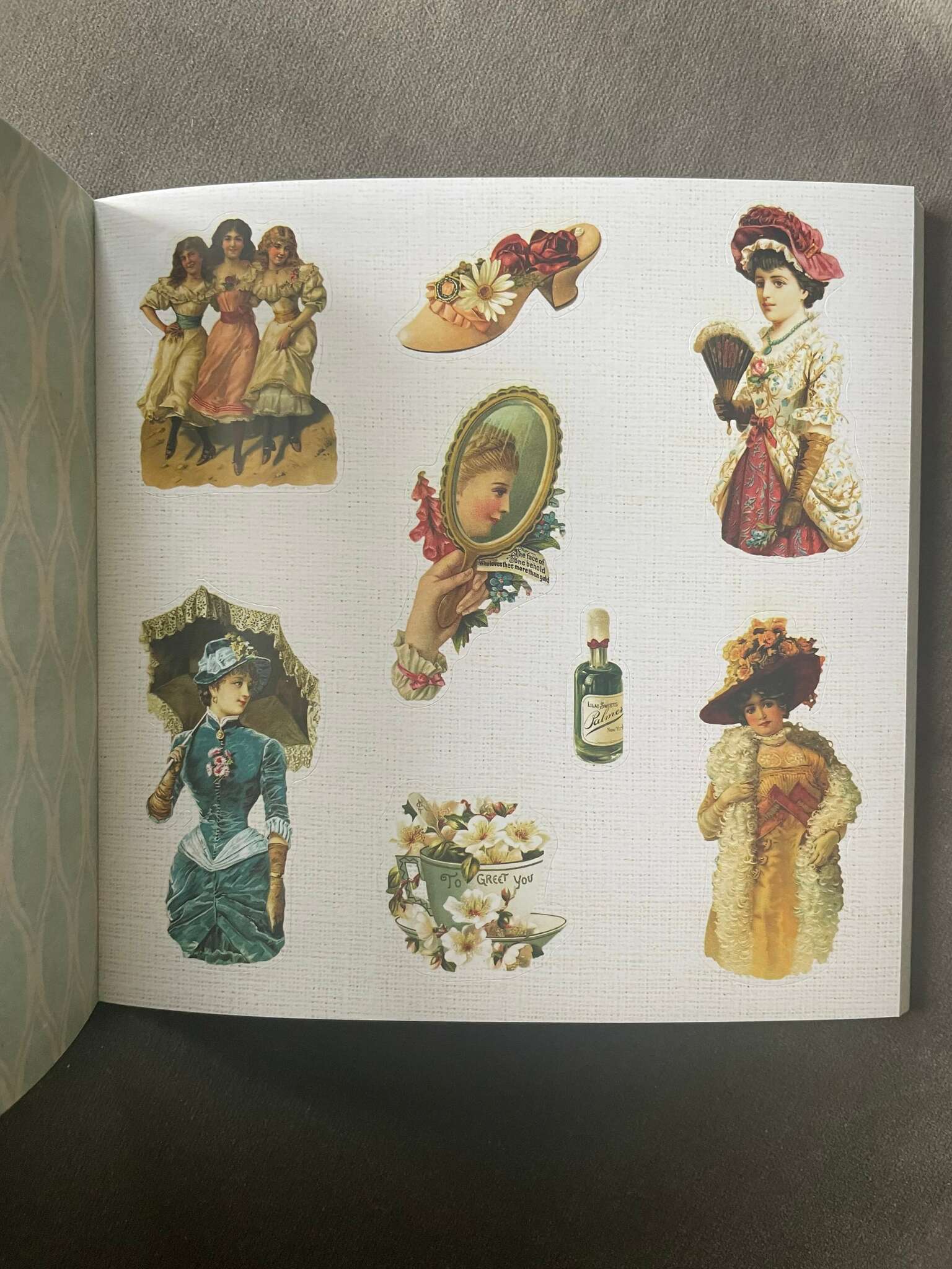 Vintageklistermärken i en vacker bok