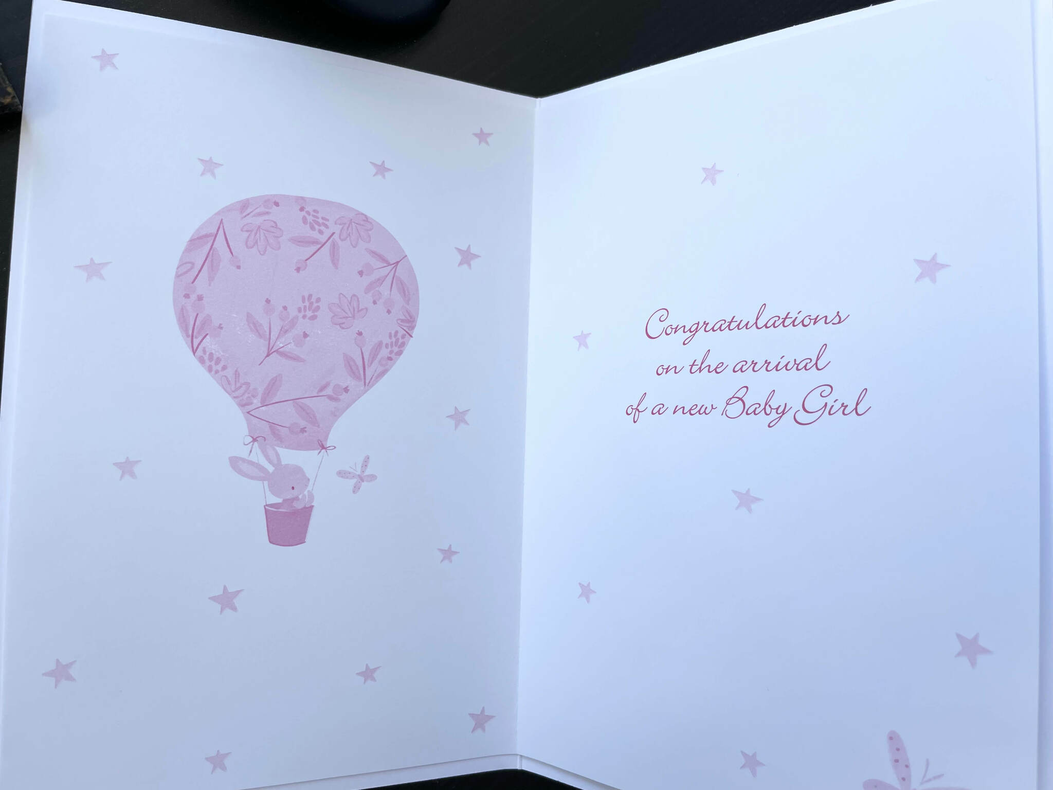 Dubbelt kort (guld) med kuvert - Welcome Baby Girl (Fraktfritt)