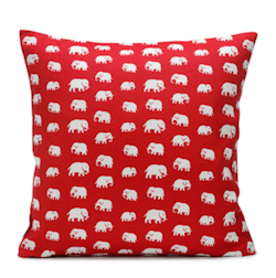 Kuddfodral Elefant 45x45 cm, röd - Svenskt Tenn