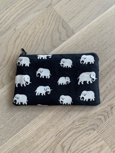 CLUTCH-VÄSKA S, Elefant svart, Svenskt Tenn