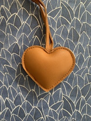 HJÄRTA, Heartcharm/Bagcharm - Väskdekoration Ljusbrun