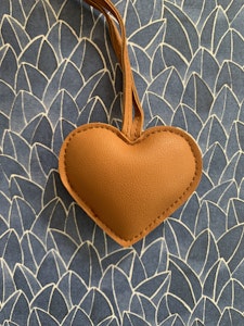 HJÄRTA, Heartcharm/Bagcharm - Väskdekoration Ljusbrun