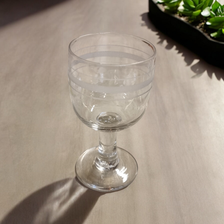 Litet glas på fot