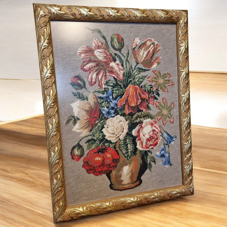 Vacker broderad tavla med guldram