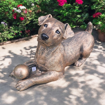 Betongfigur - Lekande hund m. boll