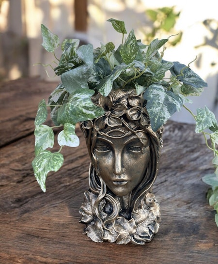 Betongfigur - Moder natur kruka guld